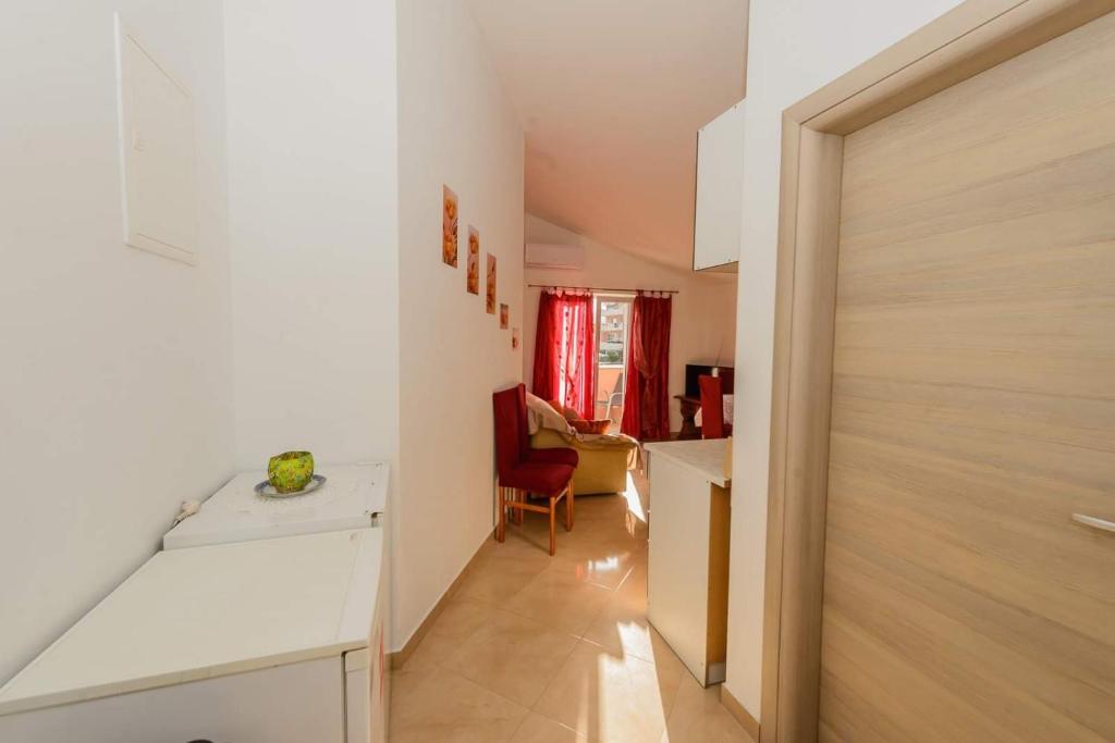 een kamer met een hal met een bureau en een deur bij Apartmani Biočić in Kaštela