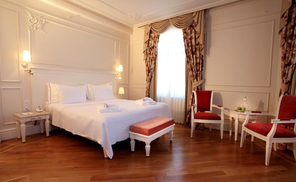 Postel nebo postele na pokoji v ubytování Corinne Art & Boutique Hotel