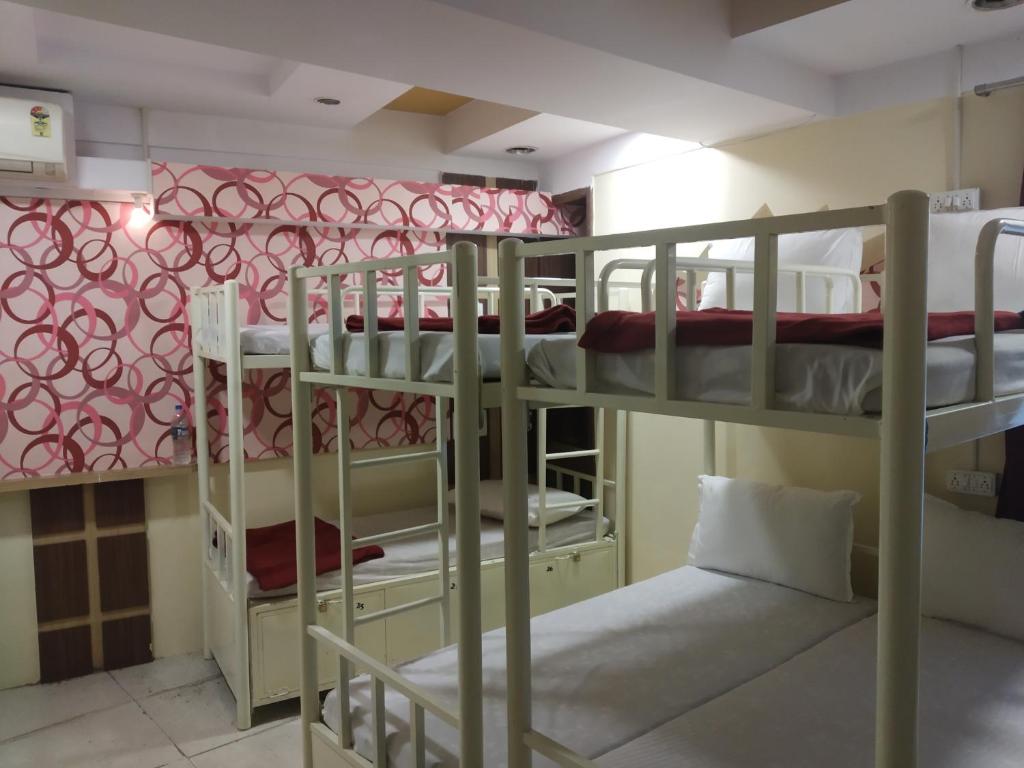 Двухъярусная кровать или двухъярусные кровати в номере Bandra Dormitory