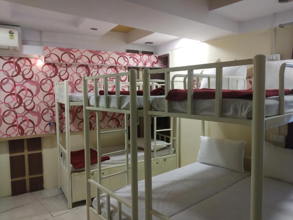 Postel nebo postele na pokoji v ubytování Bandra Dormitory Only for indian male