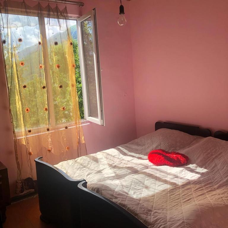 Postel nebo postele na pokoji v ubytování Guest House Malkhaz Niguriani