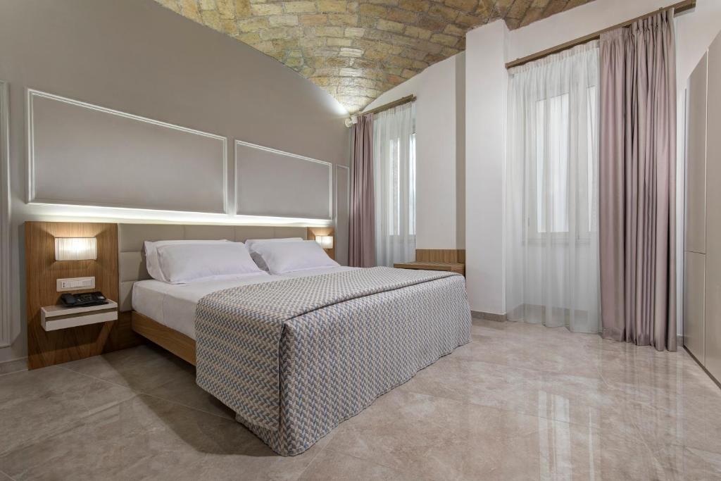 Łóżko lub łóżka w pokoju w obiekcie Magica Luna Boutique Hotel - Roma