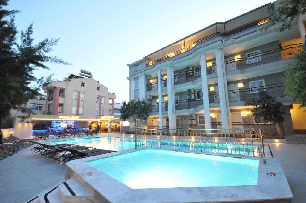 Bazén v ubytování Club Sema Suite Hotel nebo v jeho okolí