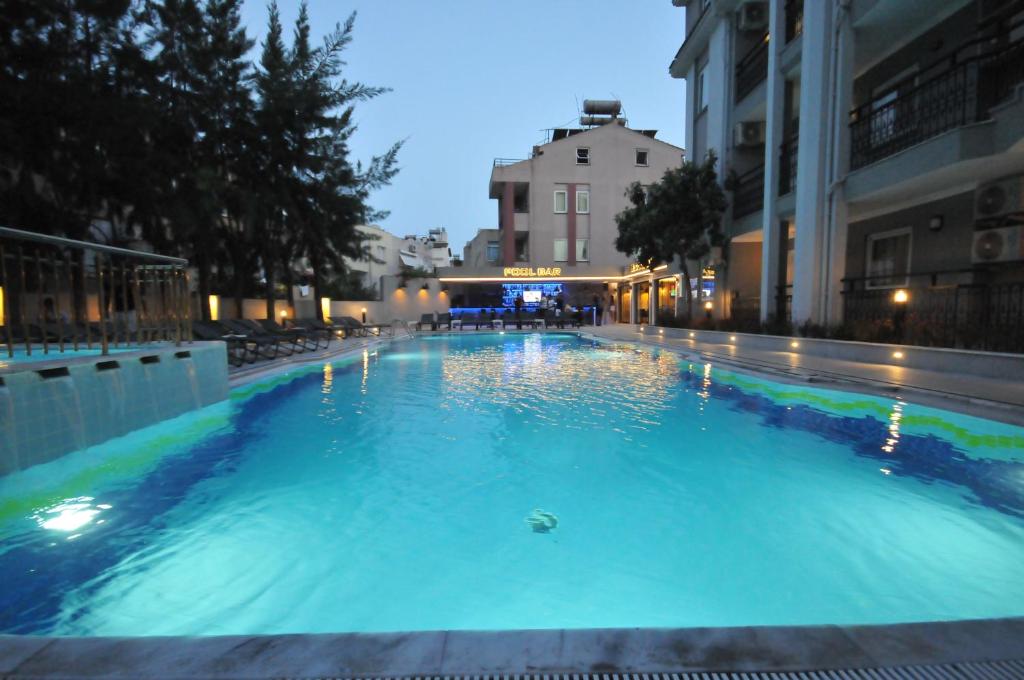 Bazén v ubytování Club Sema Suite Hotel nebo v jeho okolí