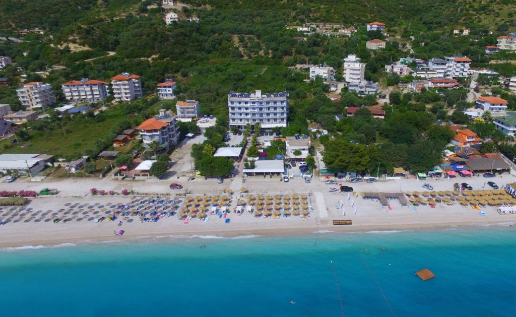 una vista aérea de una playa con un grupo de personas en Hotel Blue Days, en Borsh