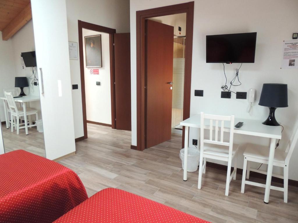 Televízia a/alebo spoločenská miestnosť v ubytovaní foresteria re artù