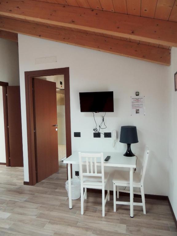 Televízia a/alebo spoločenská miestnosť v ubytovaní foresteria re artù