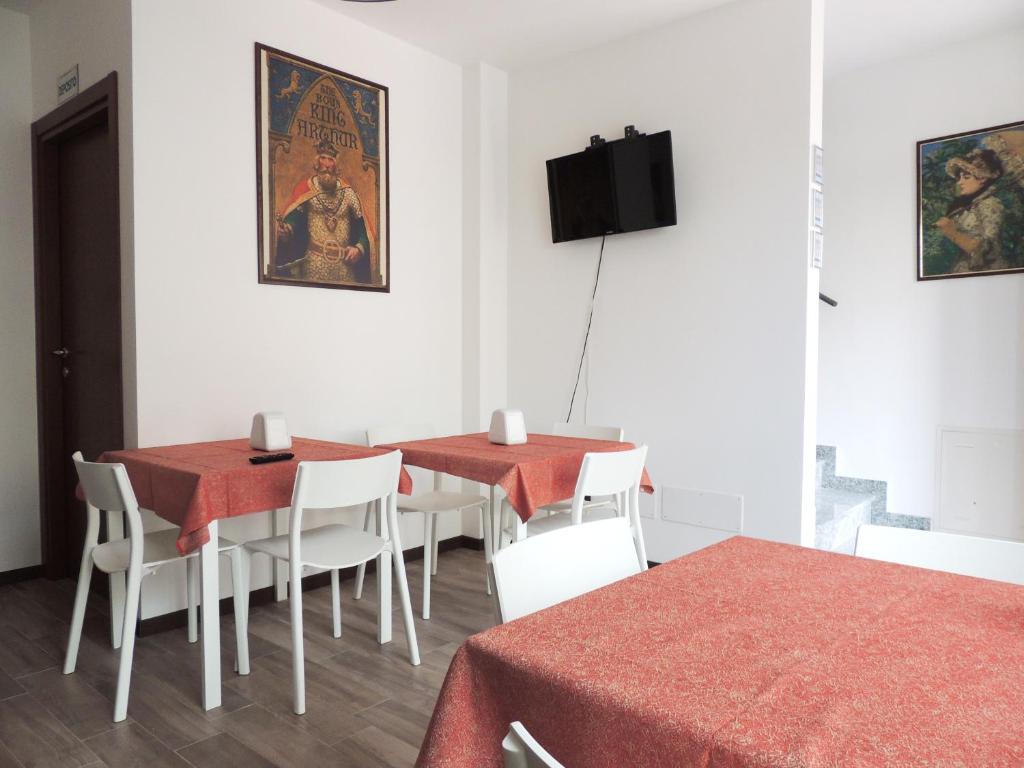 Televízia a/alebo spoločenská miestnosť v ubytovaní foresteria re artù