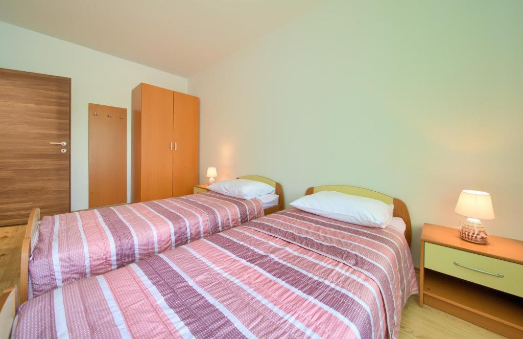 Łóżko lub łóżka w pokoju w obiekcie Apartman Sokolovski