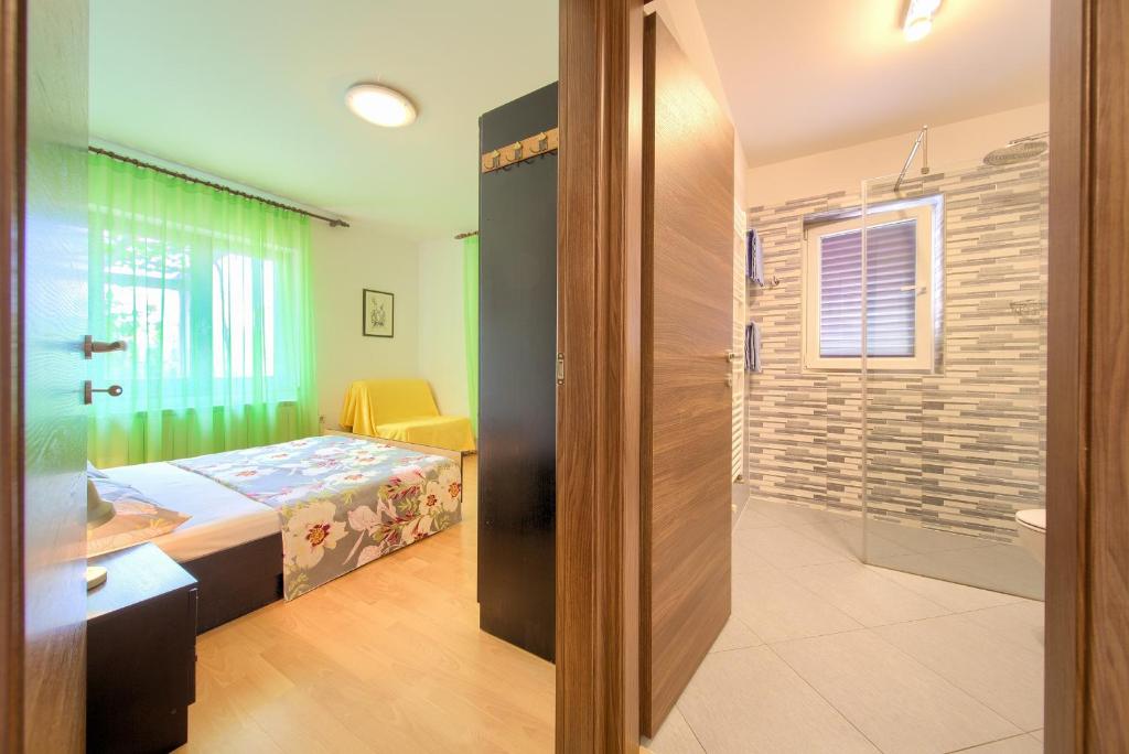 Łóżko lub łóżka w pokoju w obiekcie Apartman Sokolovski