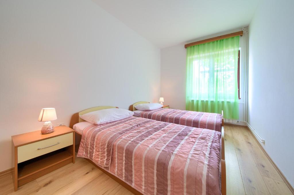Łóżko lub łóżka w pokoju w obiekcie Apartman Sokolovski