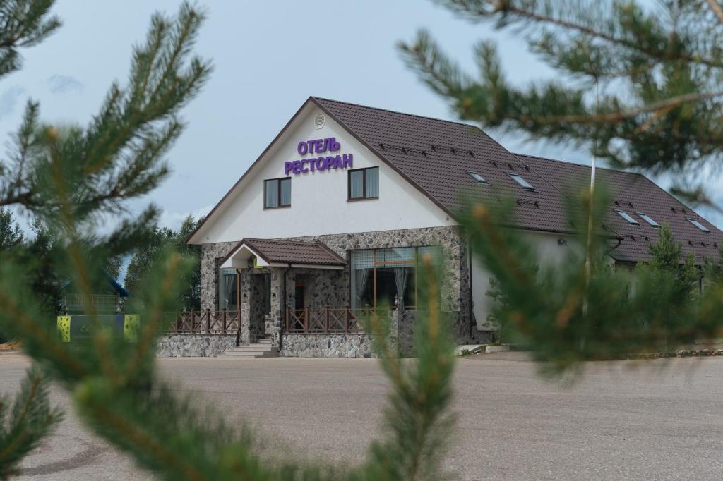 un gran edificio blanco con un cartel. en Hotel La Confiture en Pereslavl-Zalesskiy