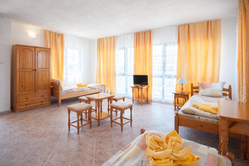 A television and/or entertainment centre at Hotel Stefanov 1