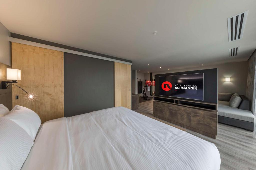 Postel nebo postele na pokoji v ubytování Hôtel & Suites Normandin Lévis