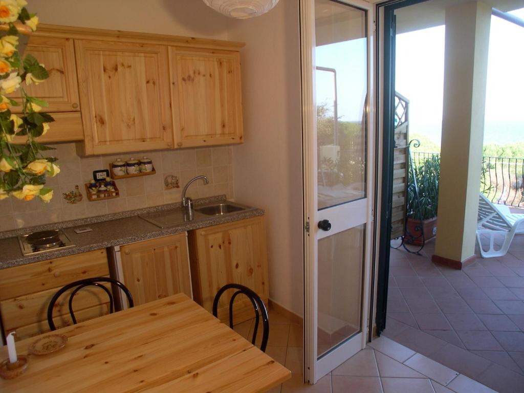 Kuchyň nebo kuchyňský kout v ubytování Domus De Janas Sul Mare