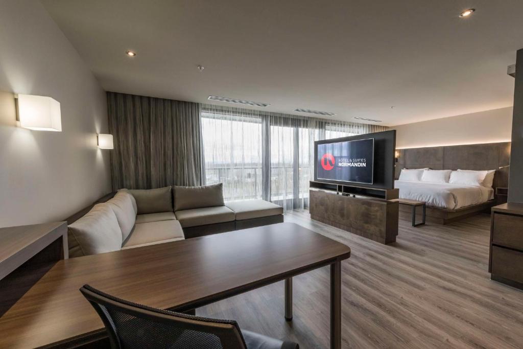 TV a/nebo společenská místnost v ubytování Hôtel & Suites Normandin Lévis