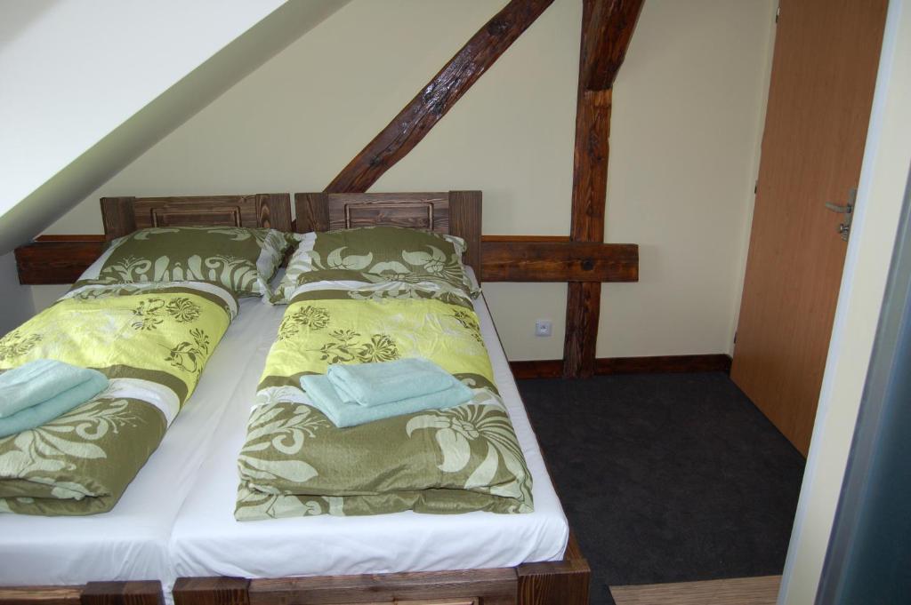 Postel nebo postele na pokoji v ubytování Hotel Pudlov