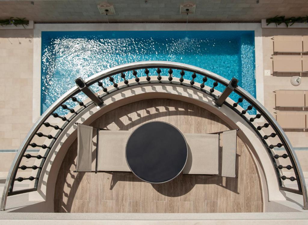 een wenteltrap in een zwembad met een spiegel bij Casa Mia in Budva