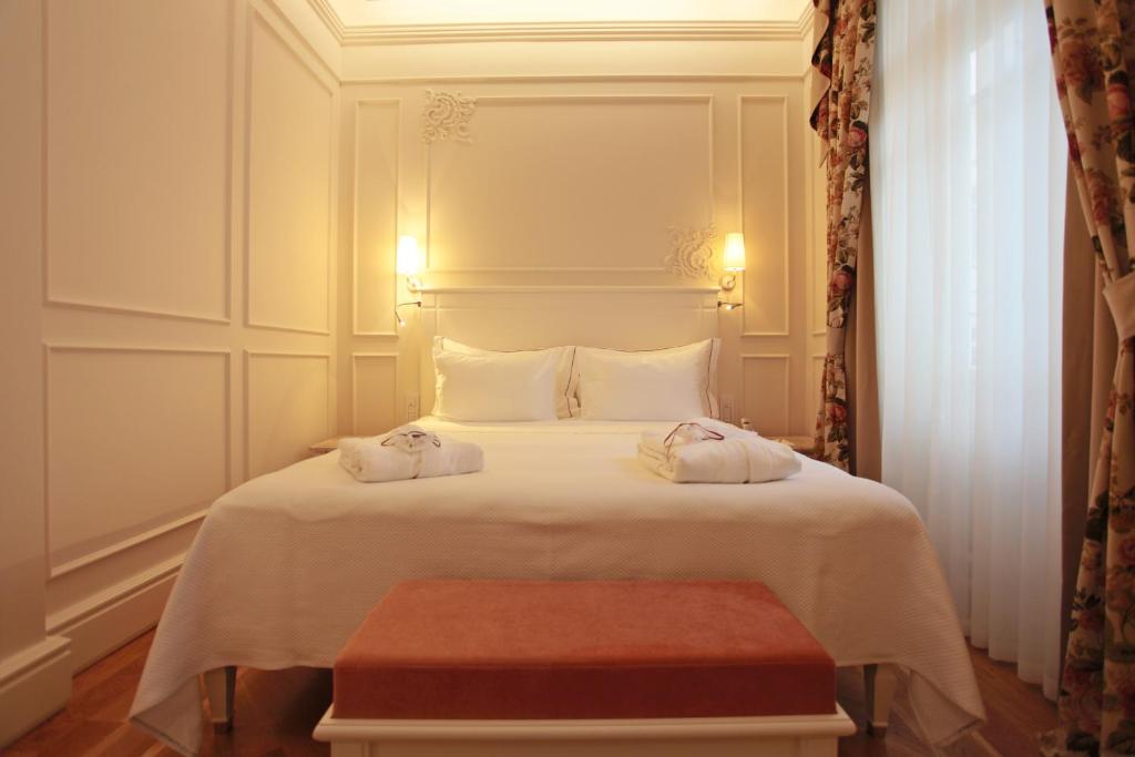 Postel nebo postele na pokoji v ubytování Corinne Art & Boutique Hotel