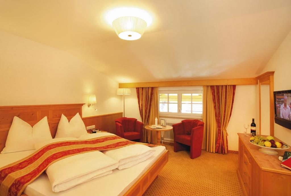 Postel nebo postele na pokoji v ubytování Alpenherz Hotel Garni