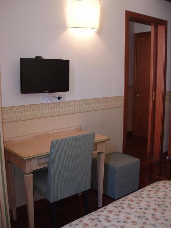 TV a/nebo společenská místnost v ubytování Albergo Il Cacciatore