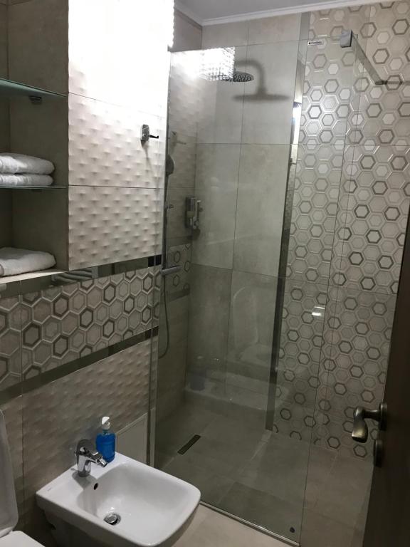 bagno con doccia e lavandino di Apartament Central Dioda Deluxe a Sibiu