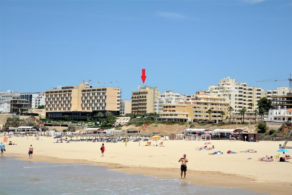 Een strand bij of vlak bij het hotel