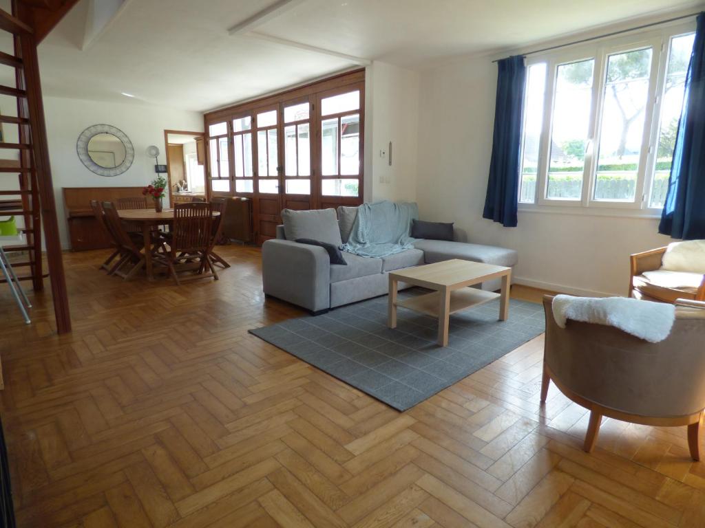 Posezení v ubytování Gîte Le Petit Chalet avec parking gratuit