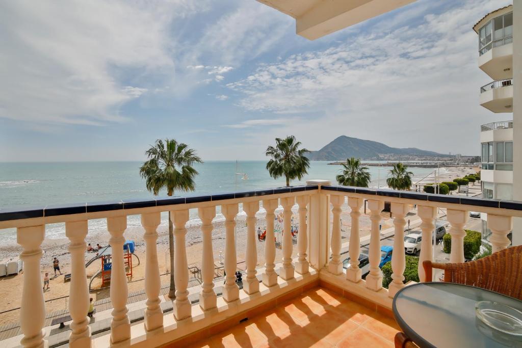 een balkon met uitzicht op het strand bij Hotel Altaia in Altea