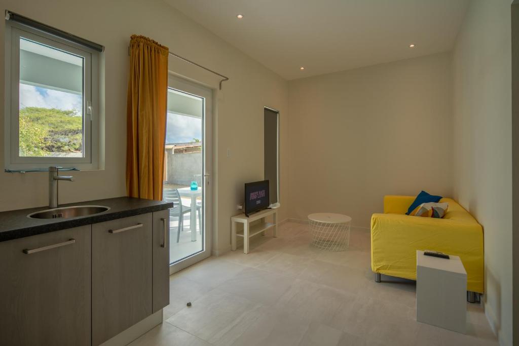 TV a/nebo společenská místnost v ubytování Hideout Suites - from Eagle Beach