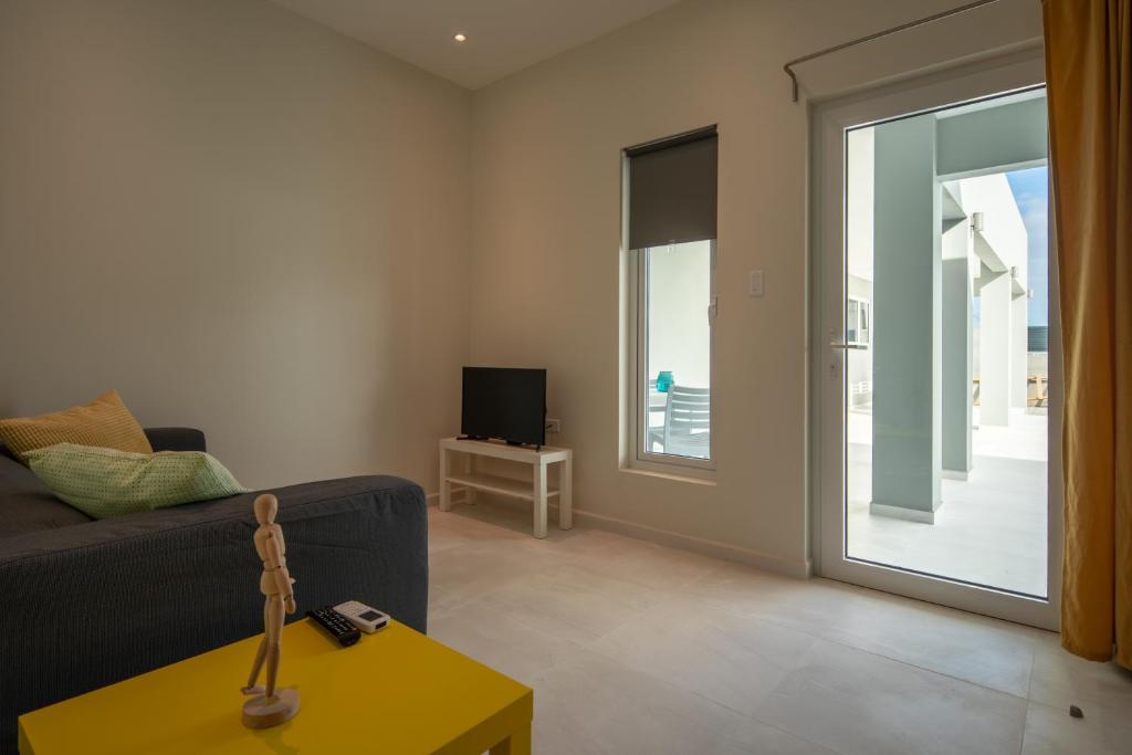 TV a/nebo společenská místnost v ubytování Hideout Suites - from Eagle Beach