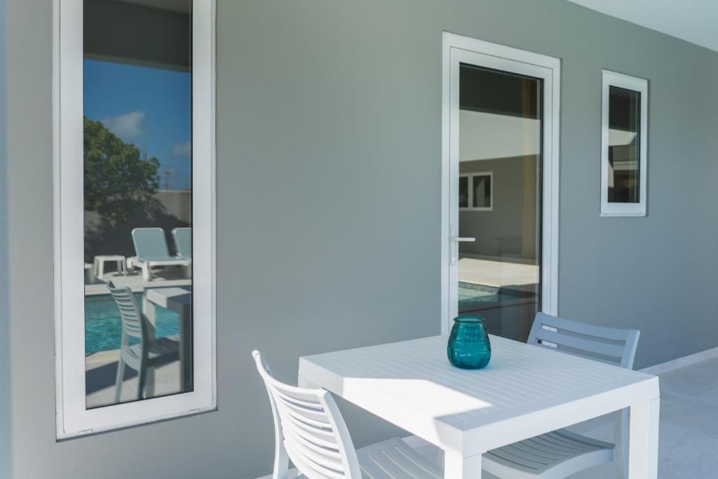 Bazén v ubytování Hideout Suites - from Eagle Beach nebo v jeho okolí
