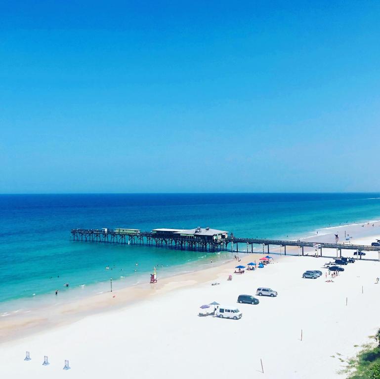 een luchtzicht op een strand met een pier bij Atlantic Terrace by Capital Vacations in Daytona Beach Shores