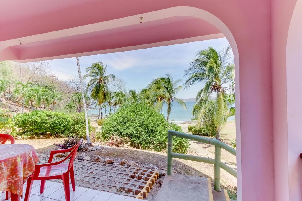 un patio con mesa y sillas y vistas al océano en Flamingo Marina Resort, en Playa Flamingo