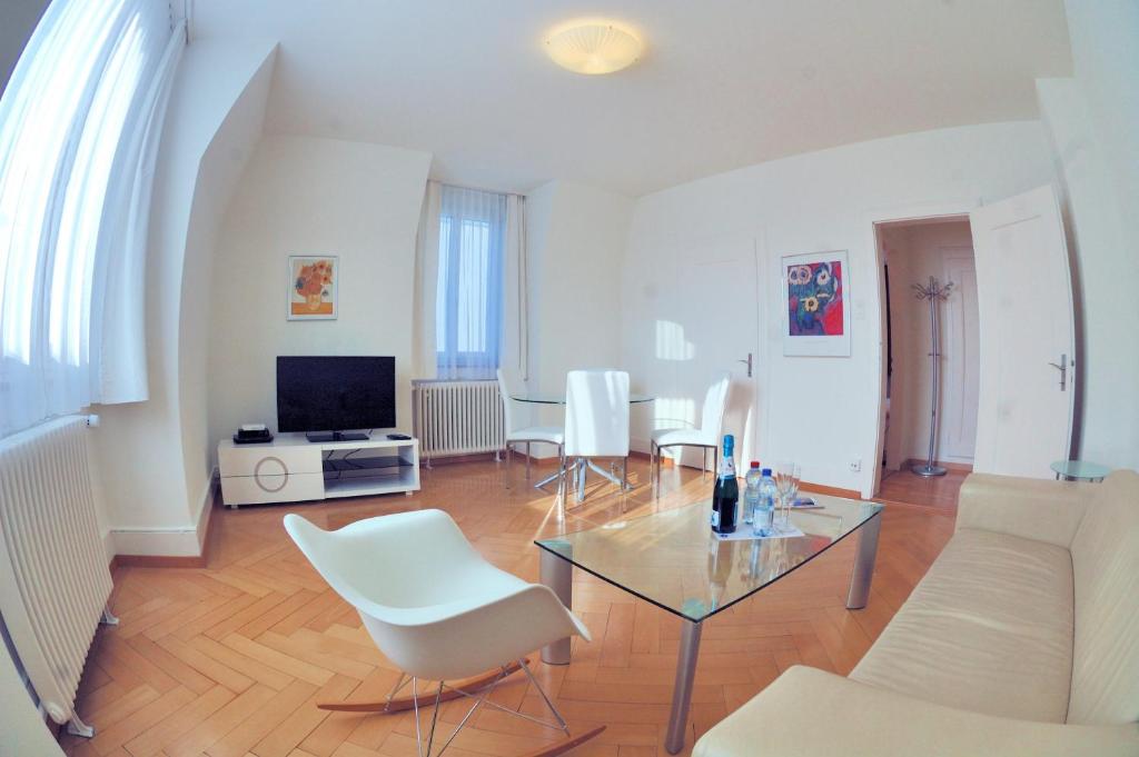 チューリッヒにあるSpacious 2-bedroom near lake - Stardust 32のリビングルーム(テーブル、白い椅子付)
