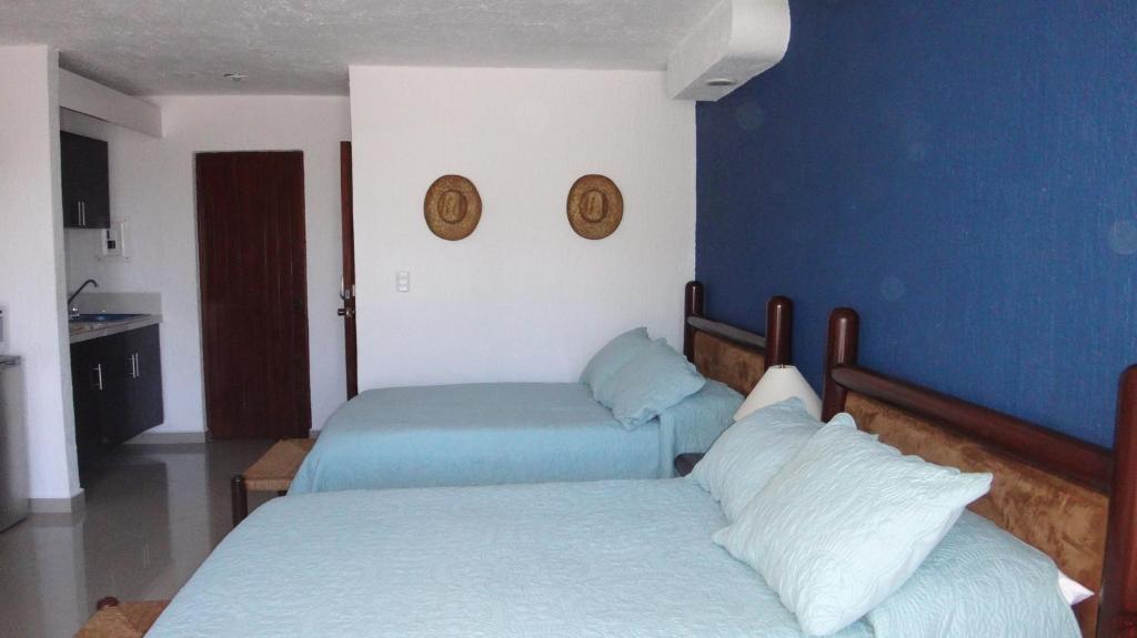 Een bed of bedden in een kamer bij Remodeled studio in Beachfront Condominium