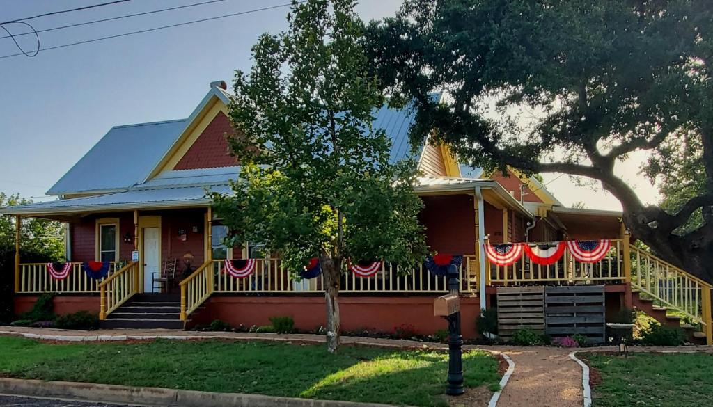 une maison décorée pour le plaisir avec des drapeaux américains dans l'établissement 1890 Karcher Haus, à Llano