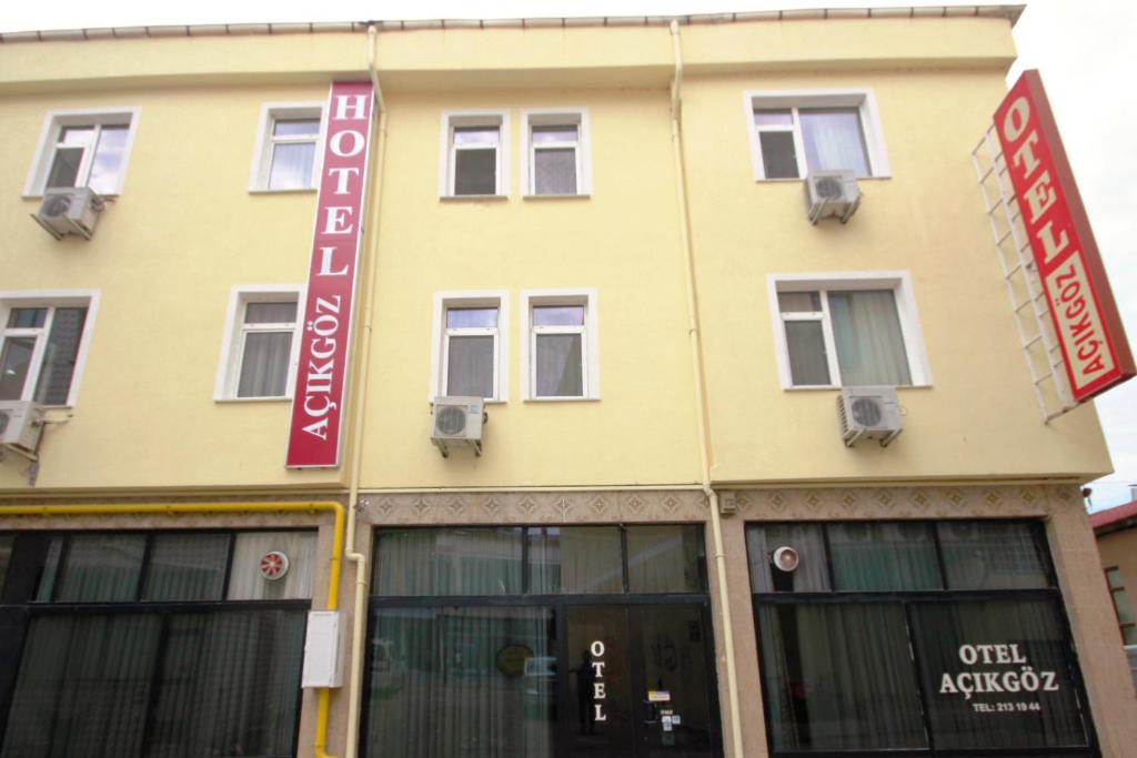 un edificio amarillo con un cartel delante en Acikgoz Hotel, en Edirne