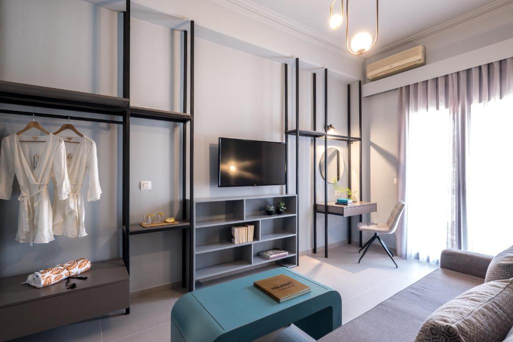 a living room with a tv and a couch at apt.27-102 in Nafplio