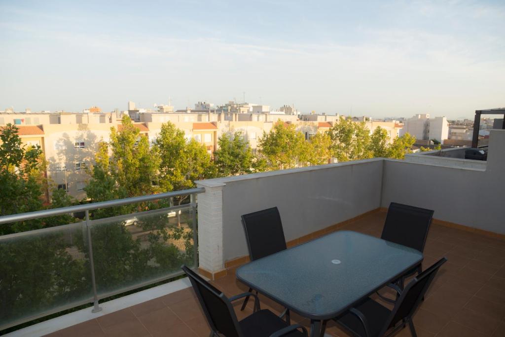 einen Balkon mit einem Tisch und Stühlen in der Unterkunft Apartamento con vistas al mar en Torre de la Horadada in Pilar de la Horadada