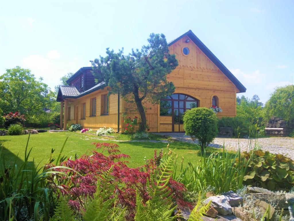 una casa con un jardín delante de ella en Agro-Jaga, en Święta Katarzyna