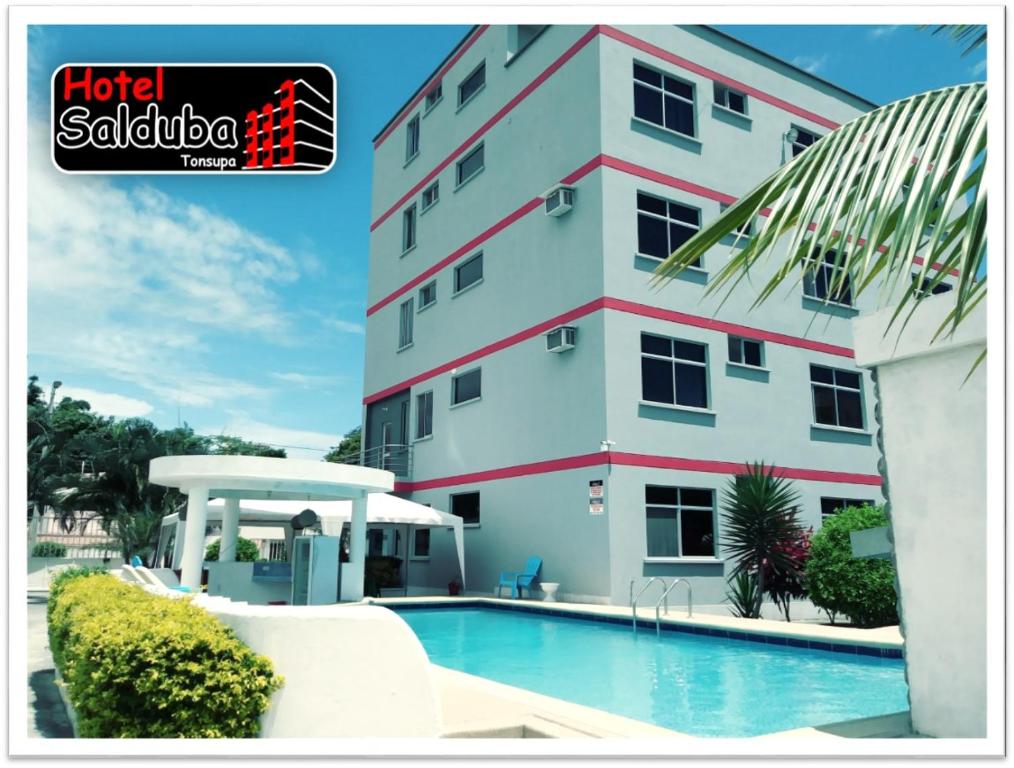 un hôtel avec une piscine en face d'un bâtiment dans l'établissement Hotel Salduba, à Tonsupa