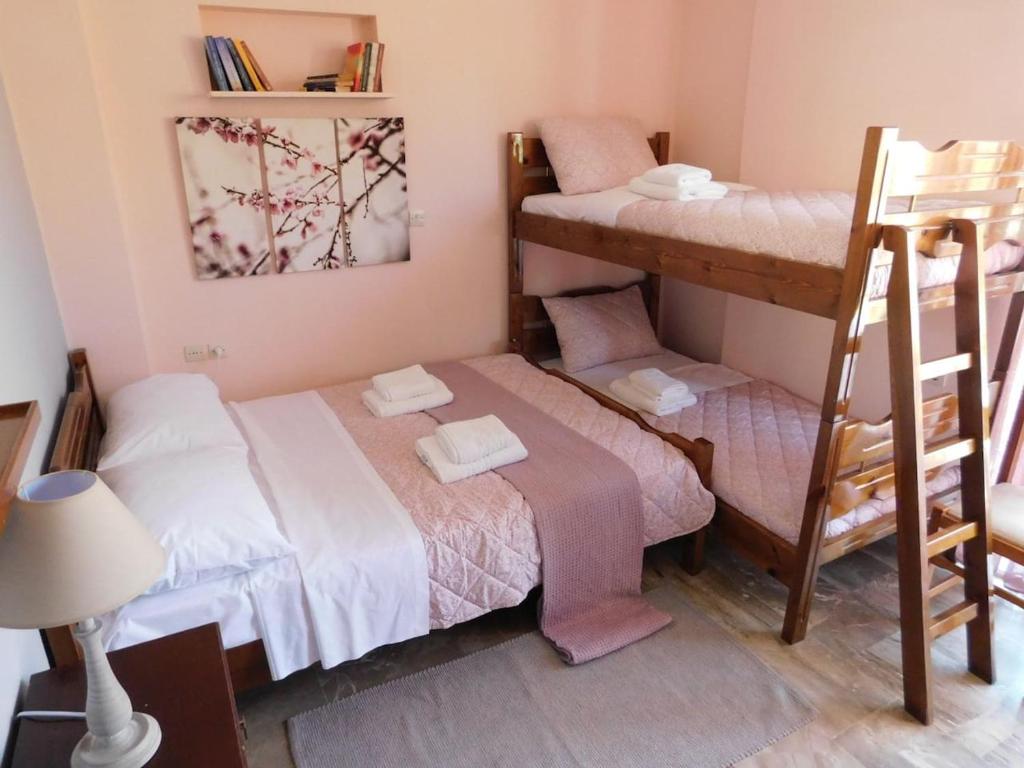Postel nebo postele na pokoji v ubytování A Bright Home Away From Home