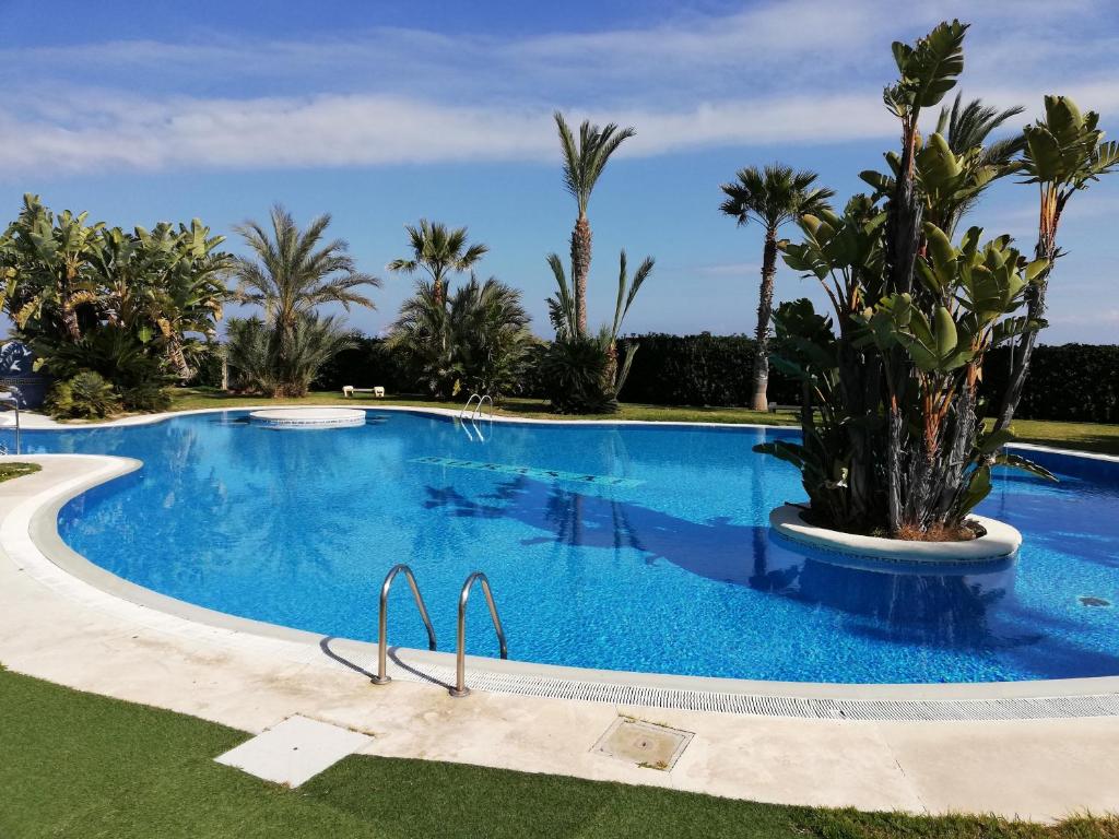 Bazén v ubytovaní Dorasal Solo Familias Serviplaya alebo v jeho blízkosti