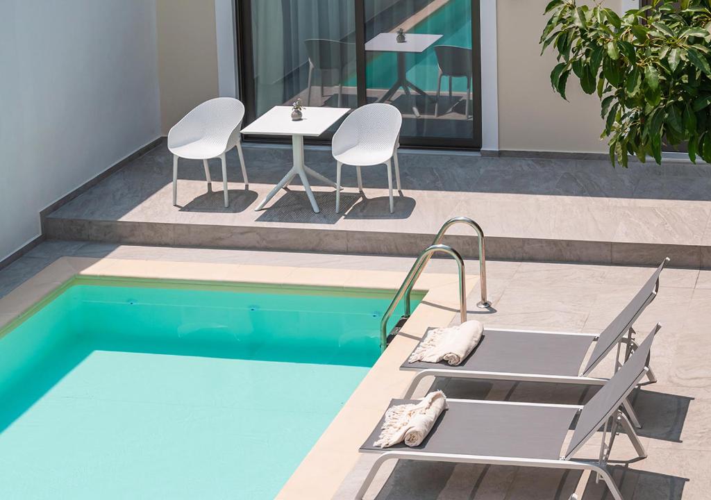 Bazén v ubytování Epavli Boutique Hotel nebo v jeho okolí