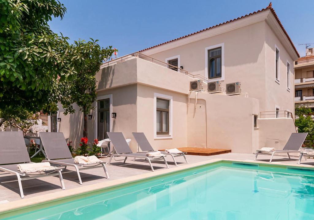 Bazén v ubytování Epavli Boutique Hotel nebo v jeho okolí