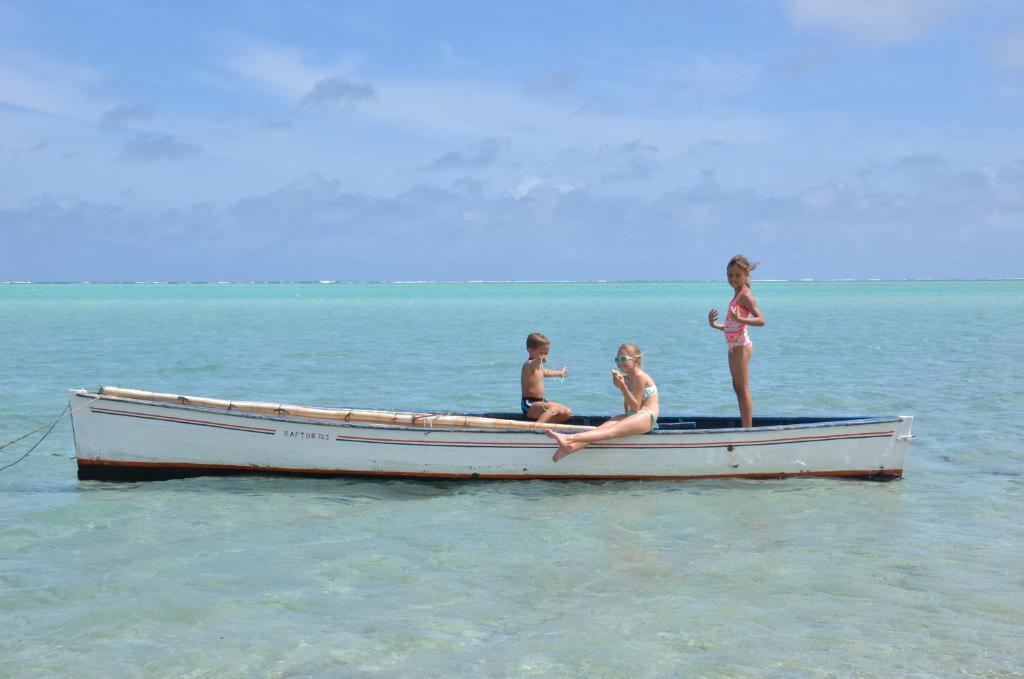 un groupe de personnes assises sur un bateau dans l'eau dans l'établissement Rodrigues Holiday Family Villa Zourit, à Rodrigues Island