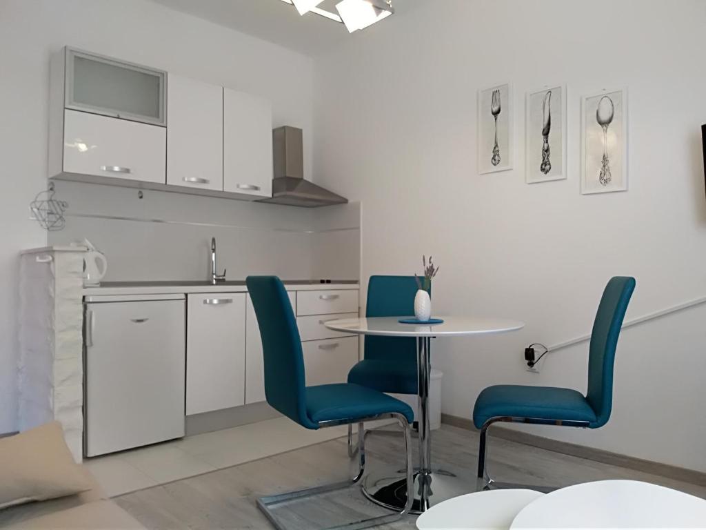 Kuchyň nebo kuchyňský kout v ubytování Apartments & Rooms Vitt