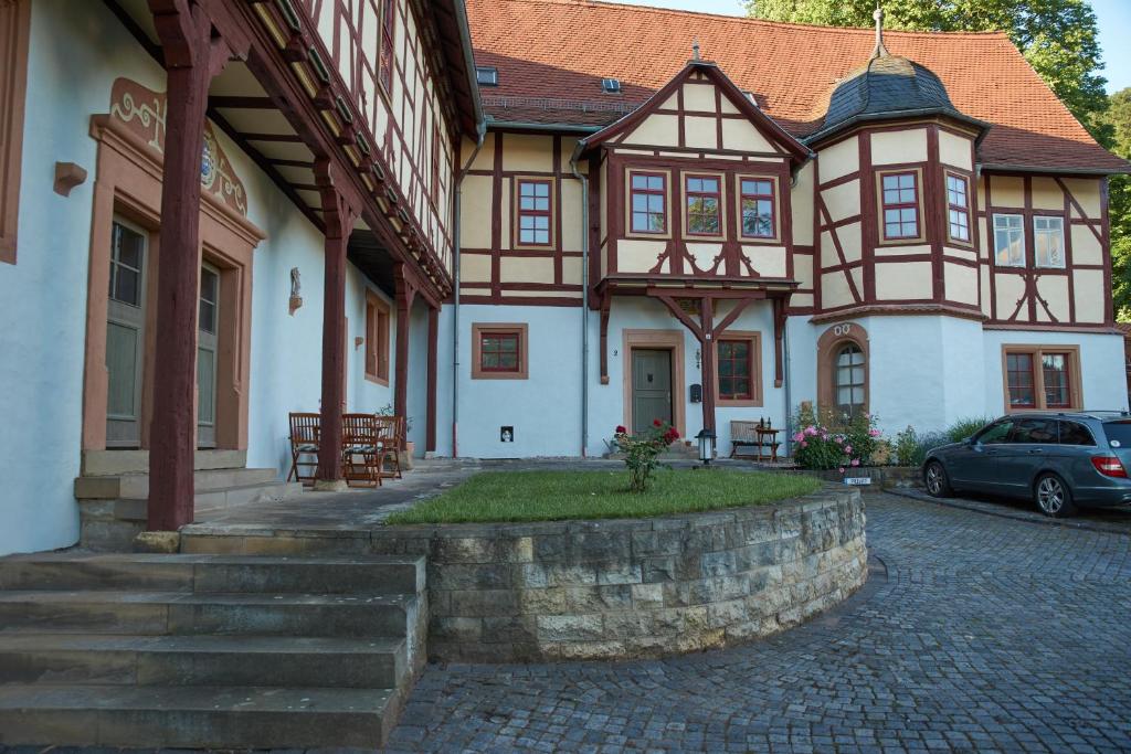 ein Haus mit einem davor geparkt in der Unterkunft Schloss Fischbach in Eisenach