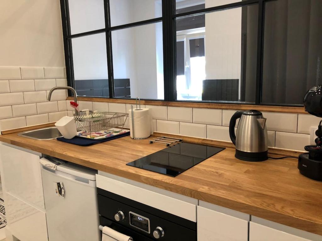 een keuken met een wastafel en een aanrecht bij #VisitLublin Apartments City Center Narutowicza in Lublin